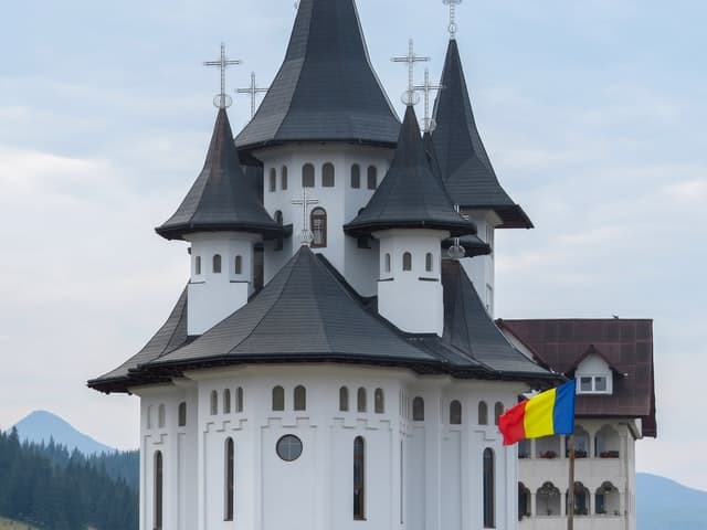 castle in romania with romanian flag