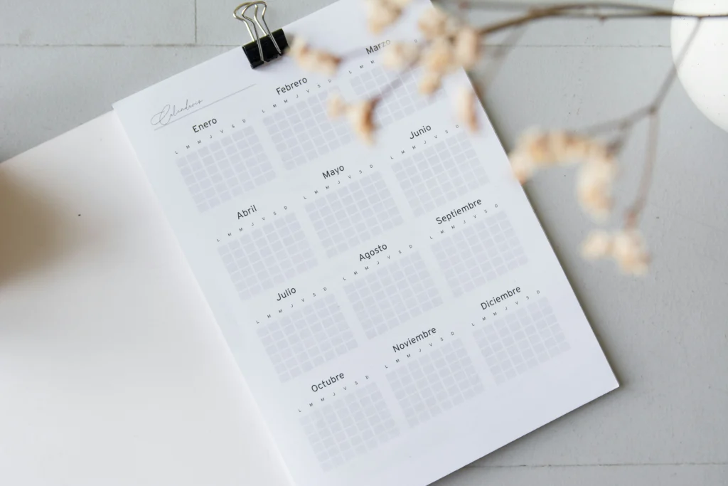 A calendar with the months written in Spanish.